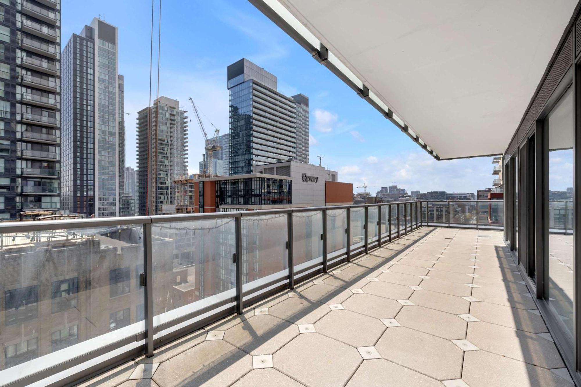 Prime 2Br Condo Massive Patio & Parking Toronto Exteriör bild